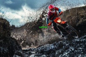 谢尔维戴队长袖标引领阿拉伯猎鹰高飞，点球宴客无碍关键胜利