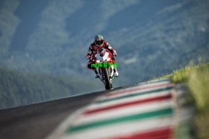 英超赛场惊现争议一幕，哈弗茨遭莫斯克拉锁喉，VAR判罚引热议