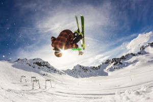 热苏斯赛场抗议性骚扰行为推倒对手引争议，裁判黄牌警告引爆舆论风暴